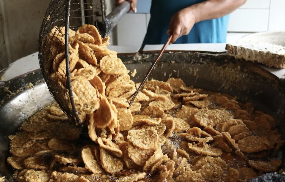 Keripik tempe digoreng langsung di toko oleh-oleh khas Bandung, Leuwi Panjang