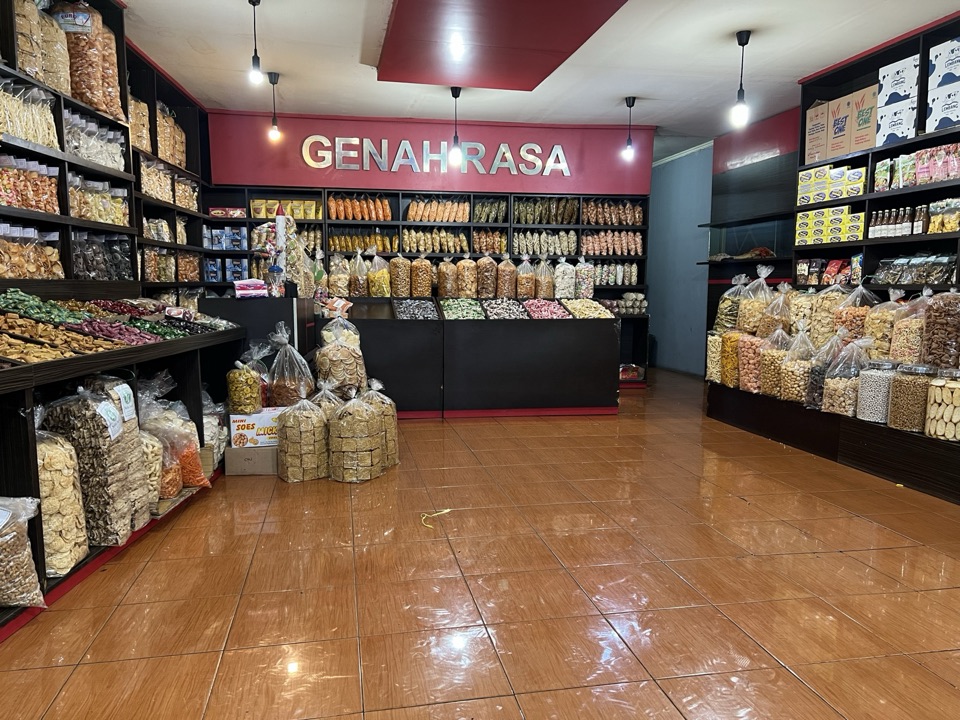 Rak camilan di toko oleh-oleh khas Bandung Genah Rasa, Jl. Leuwi Panjang 139